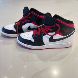 Air Jordan Mid (Big Kids Size 7)